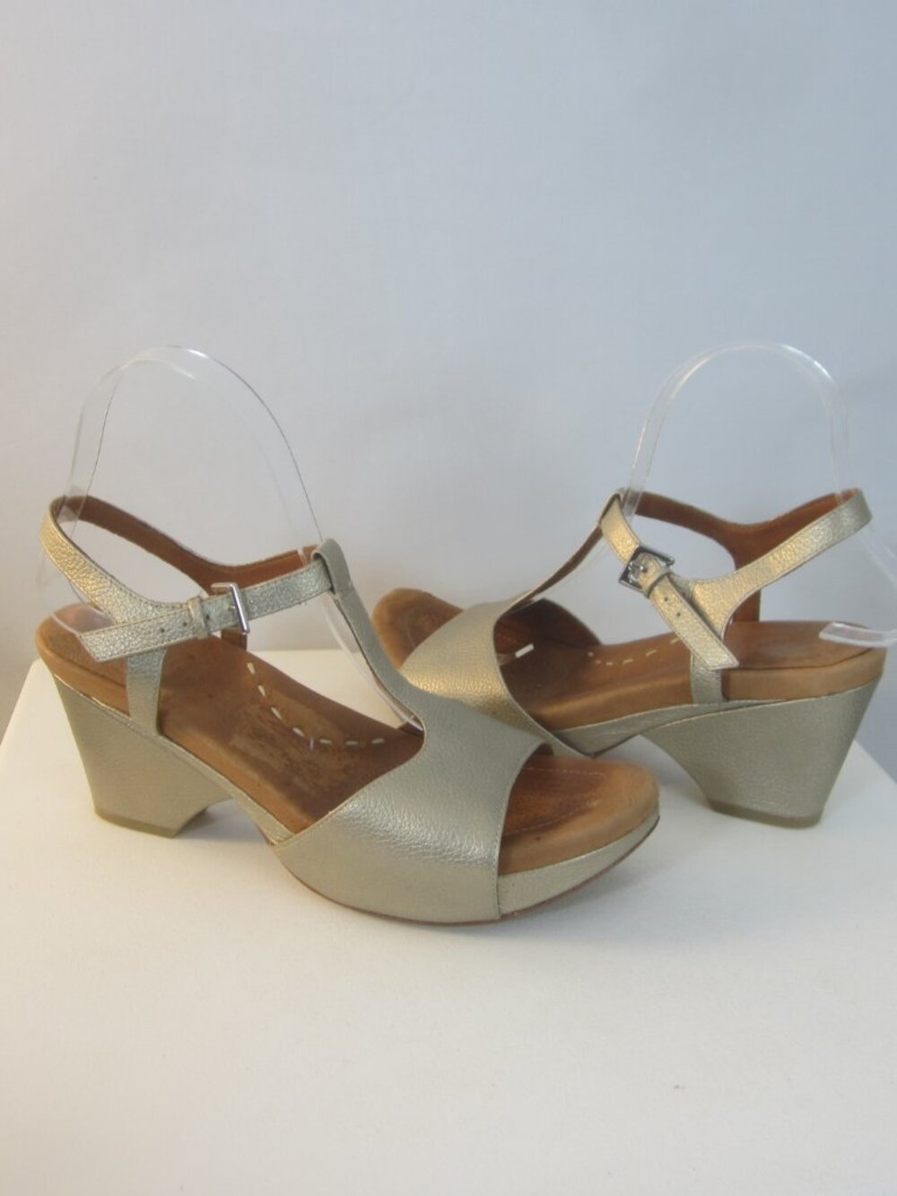 Gentle Souls Women 7.5 M Gold Day Dream T Strap Platform Leather Sandals - Picture 8 of 10